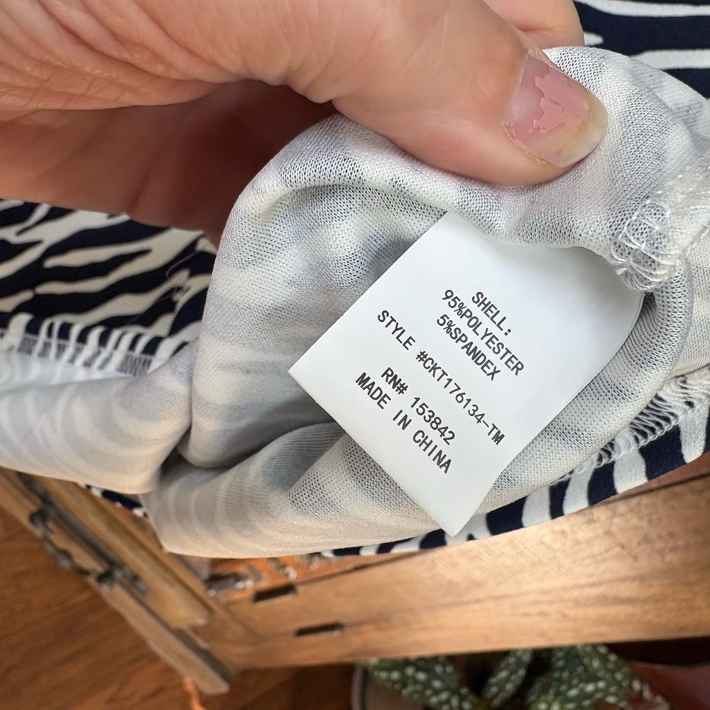 MELLODAY Blue and White Zebra Print Short Sleeve Top NWOT Size M - Picture 5 of 6